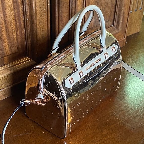 NWT Michael Kors Mirrored lg duffle bag rose gold - Picture 8 of 8